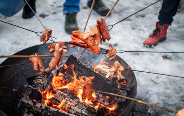 Opékání špekáčků na Krakonošově náměstí