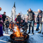 Opékání špekáčků na Krakonošově náměstí