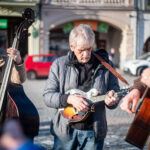 Opékání špekáčků na Krakonošově náměstí