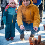 Opékání špekáčků na Krakonošově náměstí