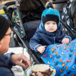 Opékání špekáčků na Krakonošově náměstí
