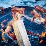 Opékání špekáčků na Krakonošově náměstí