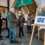 Opékání špekáčků na Krakonošově náměstí