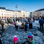 Opékání špekáčků na Krakonošově náměstí
