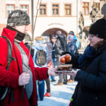 Opékání špekáčků na Krakonošově náměstí