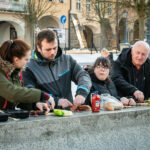 Opékání špekáčků na Krakonošově náměstí