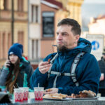 Opékání špekáčků na Krakonošově náměstí