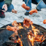 Opékání špekáčků na Krakonošově náměstí