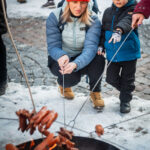 Opékání špekáčků na Krakonošově náměstí