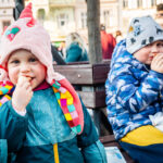 Opékání špekáčků na Krakonošově náměstí