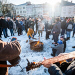 Opékání špekáčků na Krakonošově náměstí
