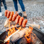 Opékání špekáčků na Krakonošově náměstí