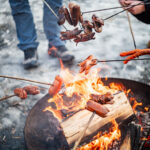 Opékání špekáčků na Krakonošově náměstí
