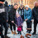 Opékání špekáčků na Krakonošově náměstí