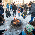 Opékání špekáčků na Krakonošově náměstí