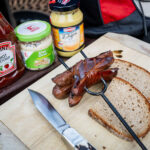 Opékání špekáčků na Krakonošově náměstí