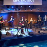 Ples MFK: Šoumen Švancara, tanečnice Vondráčková a zpěvák Ztracený