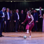 Ples MFK: Šoumen Švancara, tanečnice Vondráčková a zpěvák Ztracený