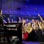 Ples MFK: Šoumen Švancara, tanečnice Vondráčková a zpěvák Ztracený