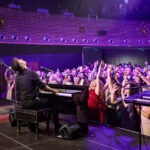 Ples MFK: Šoumen Švancara, tanečnice Vondráčková a zpěvák Ztracený