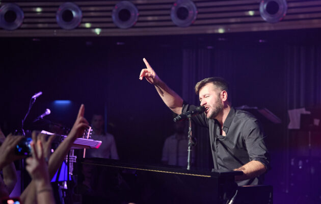 Ples MFK: Šoumen Švancara, tanečnice Vondráčková a zpěvák Ztracený