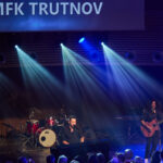 Ples MFK: Šoumen Švancara, tanečnice Vondráčková a zpěvák Ztracený