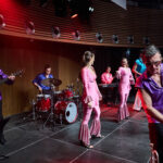 Ples MFK: Šoumen Švancara, tanečnice Vondráčková a zpěvák Ztracený