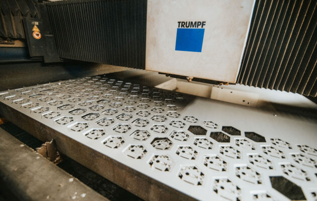 Výroba medaile Krkonošské 70 ve firmě Kasper Kovo