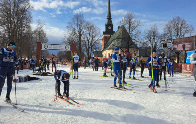 Lesáci na Vasově běhu se stříbrným jubilantem učitelem Kejklíčkem