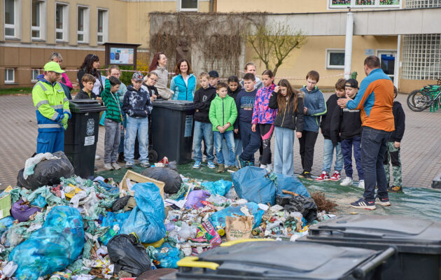 Hromada odpadků před ZŠ Komenského jako místo pro vzdělávání