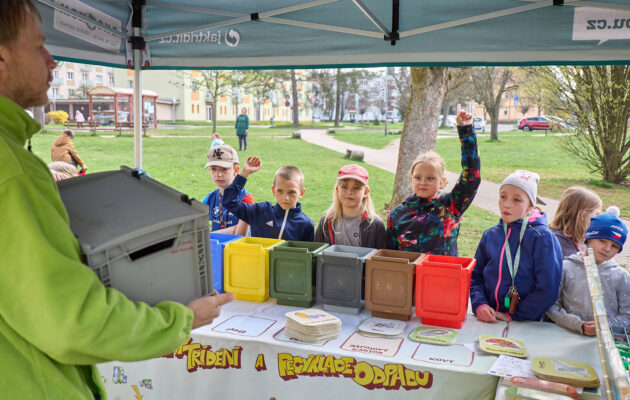 Žáci ZŠ Komenského se učily, jak správně třídit odpad