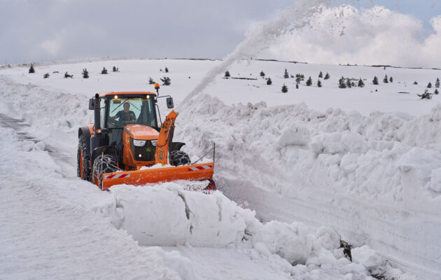 VIDEO: Fréza s rolbou prorazily zbytky bariéry sněhu na Luční boudu
