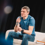 Listování v Trutnově s Tomášem Šebkem o knize Objektivní nález: Moje nejtěžší mise