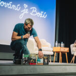 Listování v Trutnově s Tomášem Šebkem o knize Objektivní nález: Moje nejtěžší mise