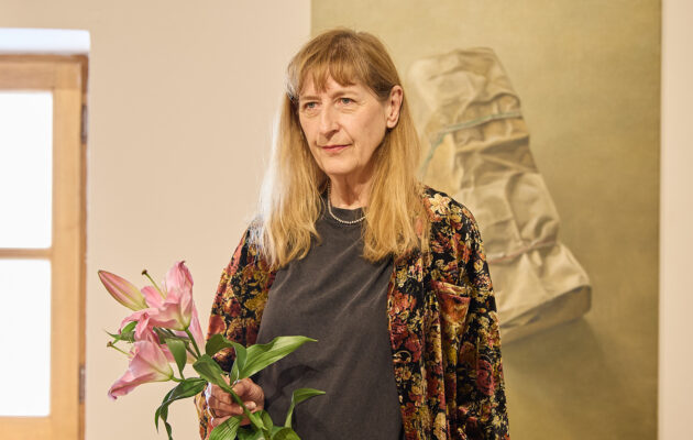 Mizení malířky Lomové zanechává v prázdných interiérech lidské stopy