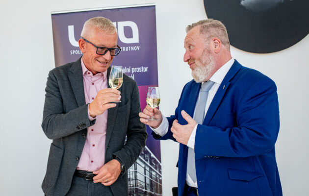 Podpis smlouvy o generálním partnerství mezi firmou Kasper a Společenským centrem UFFO