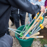 Ve Voletinách přibylo 35 ovocných stromů, se sázením pomáhaly děti