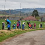 Ve Voletinách přibylo 35 ovocných stromů, se sázením pomáhaly děti