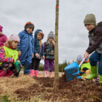 Ve Voletinách přibylo 35 ovocných stromů, se sázením pomáhaly děti