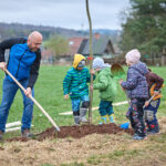 Ve Voletinách přibylo 35 ovocných stromů, se sázením pomáhaly děti