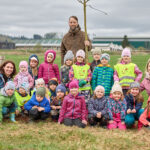 Ve Voletinách přibylo 35 ovocných stromů, se sázením pomáhaly děti