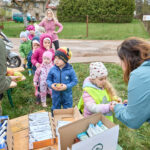 Ve Voletinách přibylo 35 ovocných stromů, se sázením pomáhaly děti