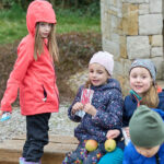 Ve Voletinách přibylo 35 ovocných stromů, se sázením pomáhaly děti