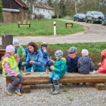 Ve Voletinách přibylo 35 ovocných stromů, se sázením pomáhaly děti