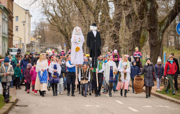 FOTO: Po tanečkách v Uffu skončili Smrťačka a Smrťák v Úpě