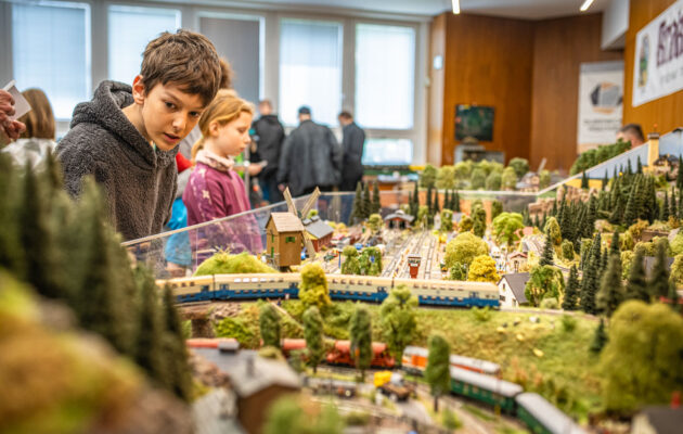 Malé vláčky, velká radost. Výstava modelů v Trutnově slaví desáté výročí