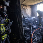 Požár zachvátil byt v trutnovském paneláku, při zásahu se zranili dva hasiči