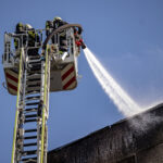 Požár zachvátil byt v trutnovském paneláku, při zásahu se zranili dva hasiči