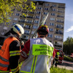 Požár zachvátil byt v trutnovském paneláku, při zásahu se zranili dva hasiči