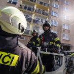 Požár zachvátil byt v trutnovském paneláku, při zásahu se zranili dva hasiči